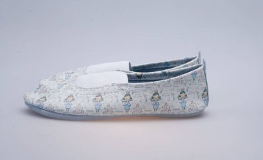 Beyaz arka planda yakın plan desenli deri ayakkabılar.