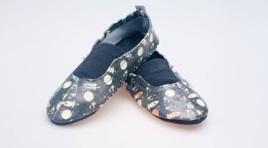 Beyaz arka planda yakın plan desenli deri ayakkabılar.