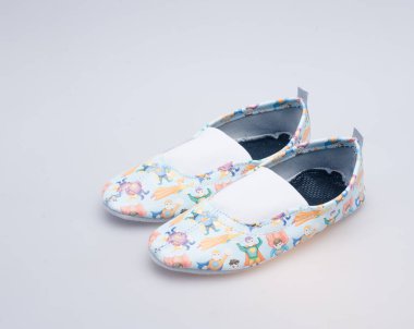 Beyaz arka planda yakın plan desenli deri ayakkabılar.