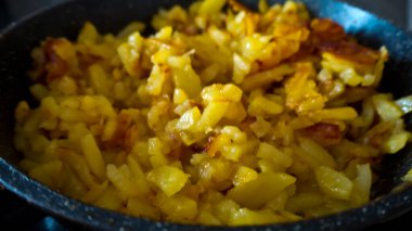 Kızartma tavasında yakın plan patates kızartması. 