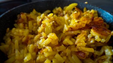 Kızartma tavasında yakın plan patates kızartması. 