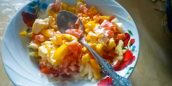 蔬菜沙拉和酸奶油配以蛋黄酱在盘子里的特写 — 图库照片