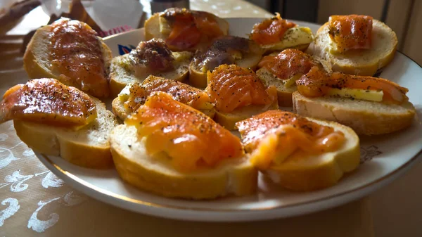 Beyaz ekmek yağlı sandviç ve yakın plan kırmızı balık. 