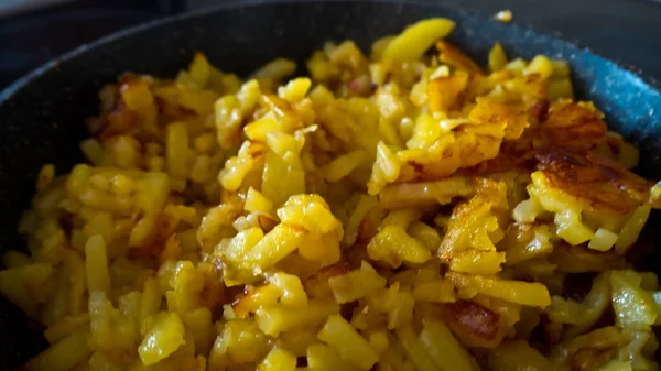 Kızartma tavasında yakın plan patates kızartması. 