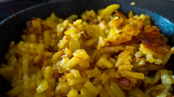 Kızartma tavasında yakın plan patates kızartması. 