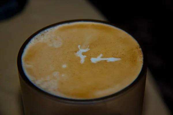 Kawa Mlekiem Zbliżeniu Kubka — Zdjęcie stockowe