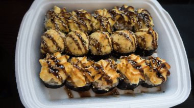 Dilimlenmiş rulo beyaz bir yüzeye yakın çekim 