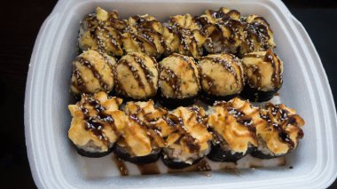 Dilimlenmiş rulo beyaz bir yüzeye yakın çekim 