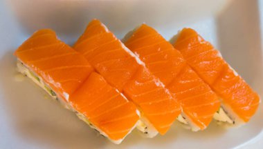 Dilimlenmiş rulo beyaz bir yüzeye yakın çekim 