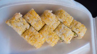 Dilimlenmiş rulo beyaz bir yüzeye yakın çekim 