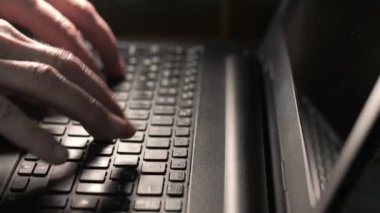 Evde dizüstü bilgisayarda yazan erkeklerin yan görünümü
