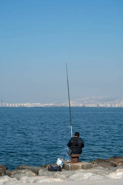 Velho Sentado Junto Mar Pescando — Fotografia de Stock