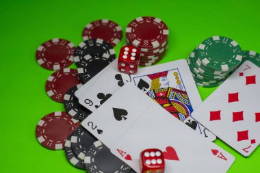 Yeşil poker bezinde kumar fişleri, poker kartları