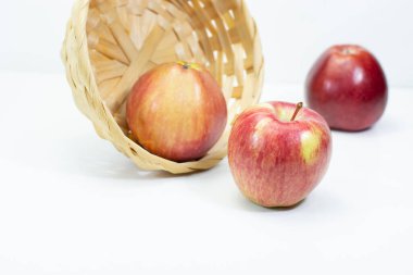 Beyaz arkaplanda kırmızı elmalar