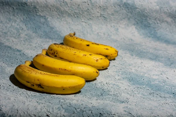 Ώριμες Μπανάνες Μπλε Φόντο — Φωτογραφία Αρχείου