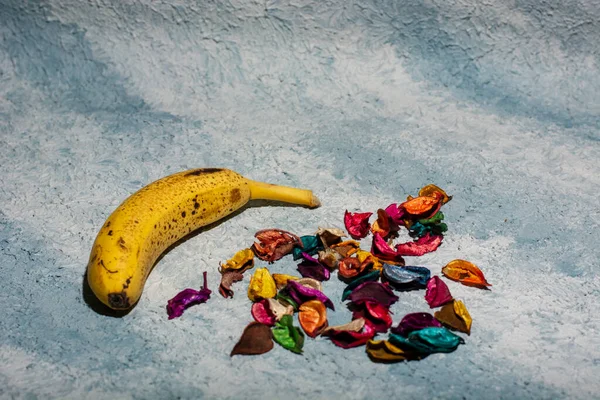 Rijp Bananen Een Blauwe Achtergrond — Stockfoto