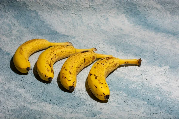 Rijp Bananen Een Blauwe Achtergrond — Stockfoto