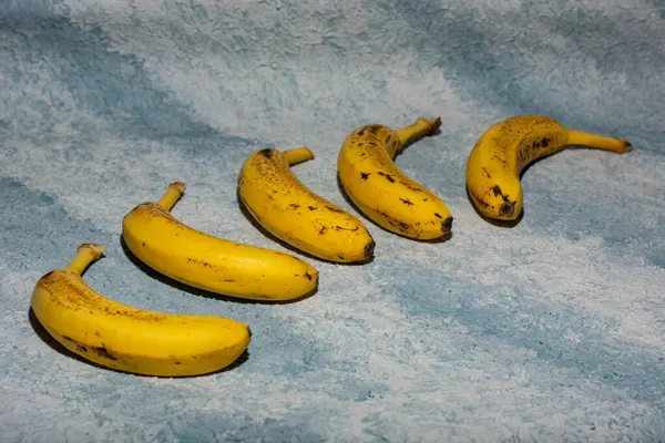 Bananes Mûres Sur Fond Bleu — Photo