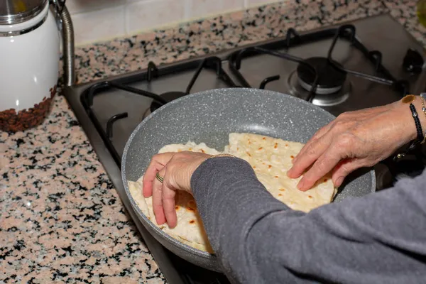 Wanita Memasak Dapur Rumah — Stok Foto