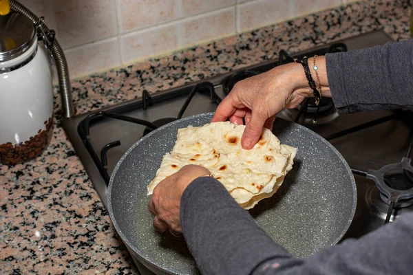 Wanita Memasak Dapur Rumah — Stok Foto