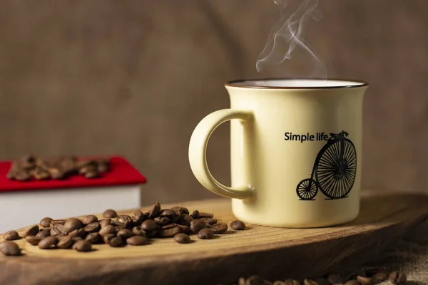 Heiße Tasse Kaffee Auf Holztisch — Stockfoto