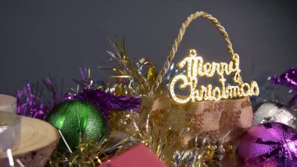 Pembe Yeşil Noel Süslemeleri Olan Parlak Parlak Süslemeli Bir Kutu — Stok video