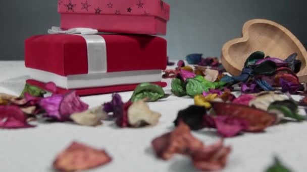 Envoltura Regalo Rosas Secas Mesa Para Día San Valentín — Vídeos de Stock