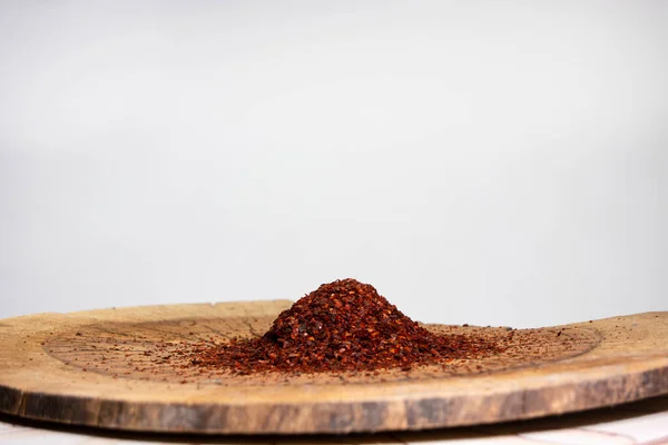 木桌上的干红辣椒片 — 图库照片