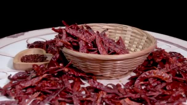 Chiles Rojos Secos Sobre Fondo Blanco Arremolinado — Vídeo de stock