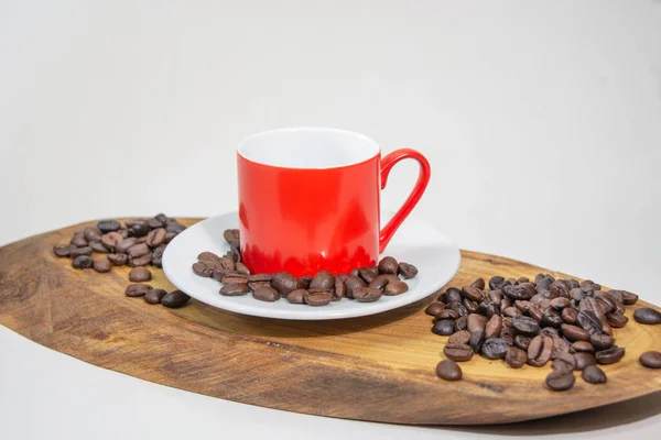 Geröstete Kaffeekörner Der Nähe Von Gealterten Holzteller Und Kaffeetasse Auf — Stockfoto