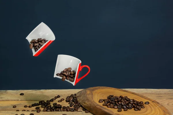Stücke Der Roten Tasse Halbiert Durch Die Luft Fliegen — Stockfoto