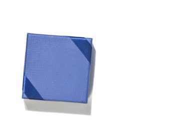 Beyaz arkaplanda mavi renkli hediye paketi