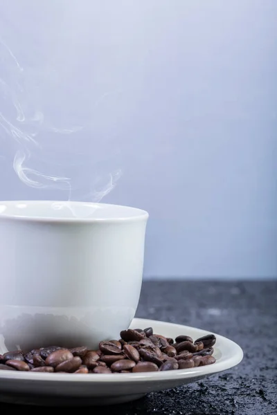 Geröstete Kaffeekörner Auf Schwarzem Hintergrund — Stockfoto