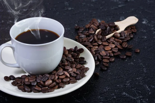 Geröstete Kaffeekörner Auf Schwarzem Hintergrund — Stockfoto