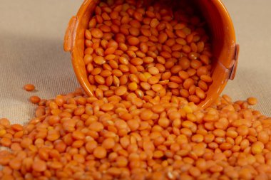 Kumaş arka planda kırmızı mercimek