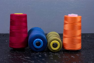 Siyah arkaplanda renkli makaralar