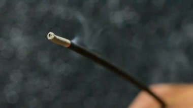 Siyah arkaplanda dumanlı tütsü çubuğu