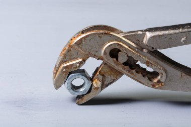 Nippers ve metal fındık beyaz masada