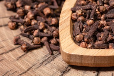  Kuru karanfiller eski ahşap üzerine