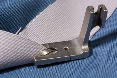 Kumaş zemin üzerinde terzi malzemeleri