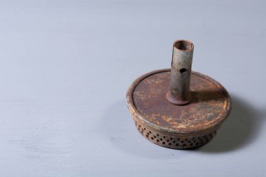 Eski tüp soba kafası paslanmış.