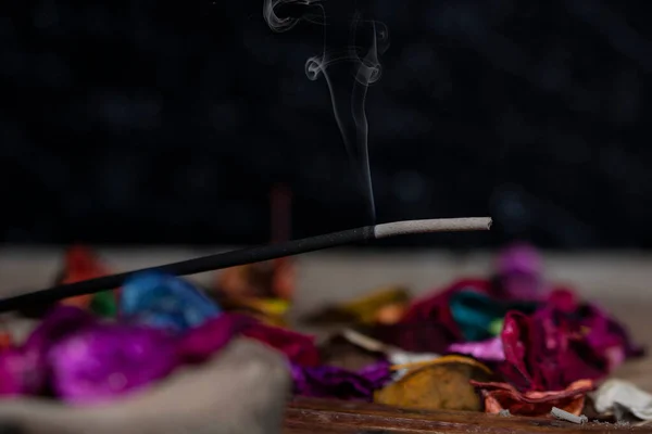 Tütsü Çubuğu Duman Ahşap Masada — Stok fotoğraf