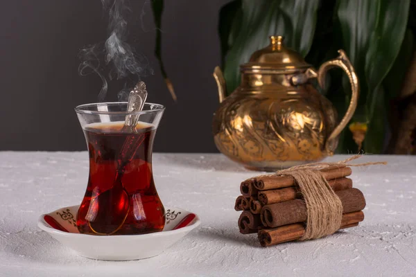 Filiżanka Gorącej Tureckiej Herbaty Stole Kije Cynamonowe — Zdjęcie stockowe