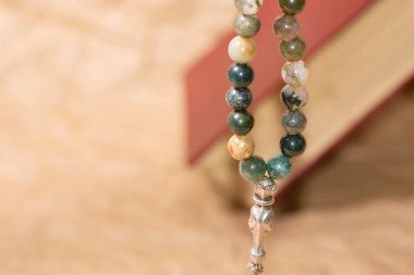 Kuran 'dan resimler, İslam' ın kutsal kitabı. Kuran ve İslam tespihi