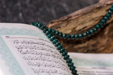 Türkiye, İzmir - 19 Nisan 2022 İslam 'ın kutsal kitabı Kuran' dan görüntüler. Kuran ve İslam tespihi