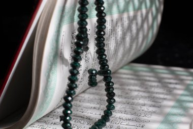 Türkiye, İzmir - 19 Nisan 2022 İslam 'ın kutsal kitabı Kuran' dan görüntüler. Kuran ve İslam tespihi