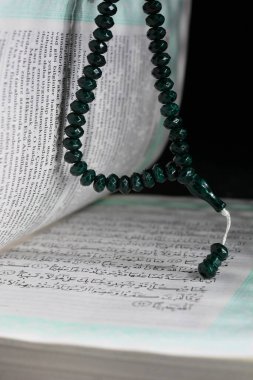 Türkiye, İzmir - 19 Nisan 2022 İslam 'ın kutsal kitabı Kuran' dan görüntüler. Kuran ve İslam tespihi