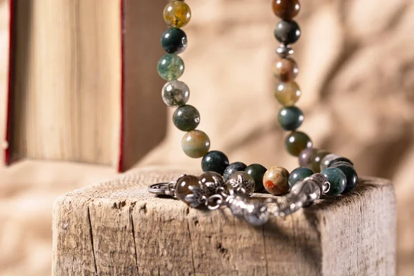 Kuran 'dan resimler, İslam' ın kutsal kitabı. Kuran ve İslam tespihi