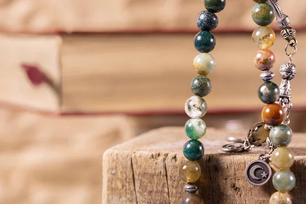 Kuran 'dan resimler, İslam' ın kutsal kitabı. Kuran ve İslam tespihi