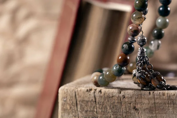 Kuran 'dan resimler, İslam' ın kutsal kitabı. Kuran ve İslam tespihi